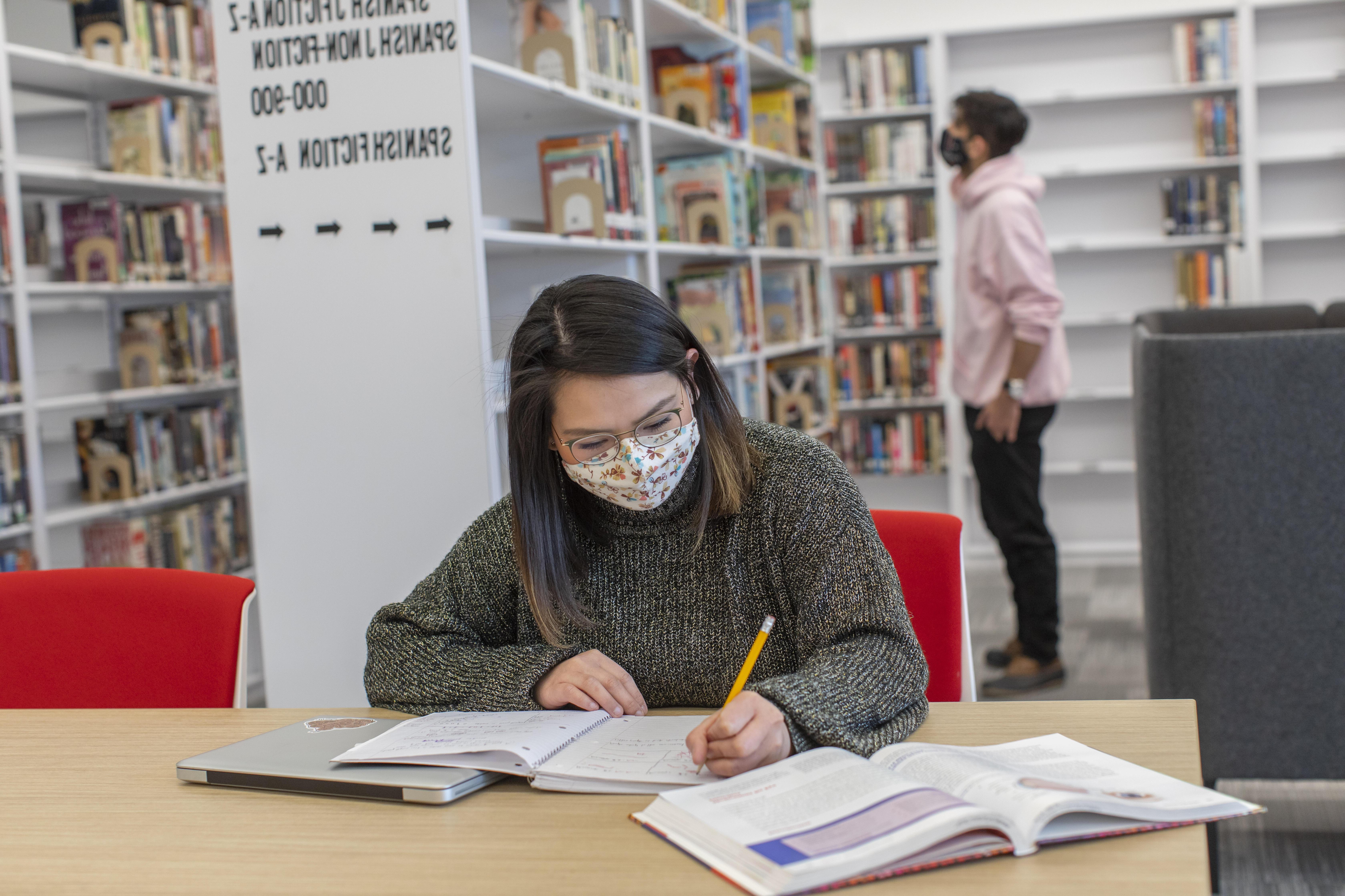 Student pursing an associate degree in classroom at LPL外围网址. They are in programs such 准度, bachelor's degrees such as business leadership and information systems and 信息技术 or nursing programs. 学生 get scholarships and financial aid at Donnelly which helps to make Donnelly the most affordable private college in Kansas or Missouri. 